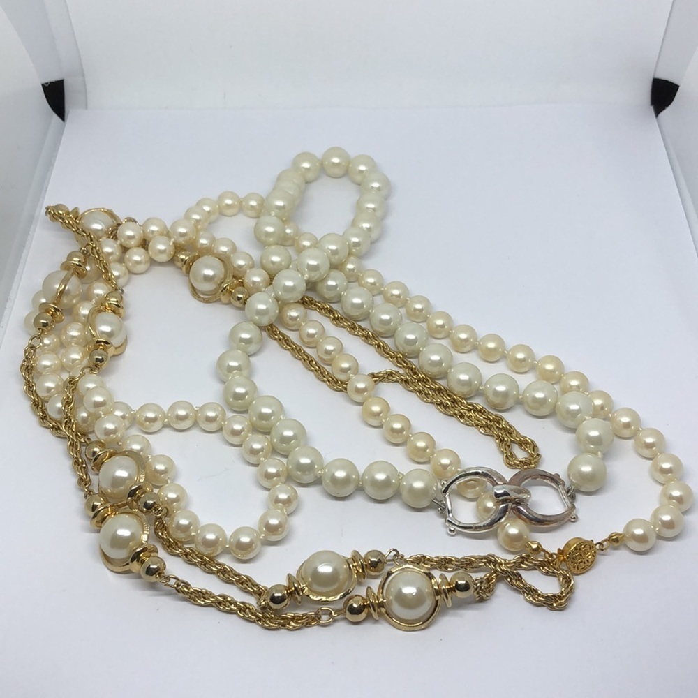 Elegant Pearl and Gold Necklace - Picture 2 of 6